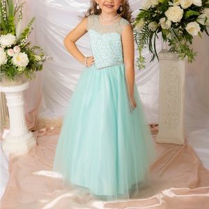 Kids pageant dress. Fits size 5/6 mint color